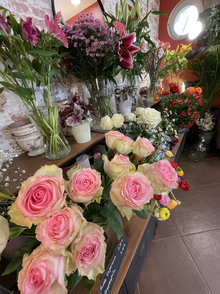L'Amaryllis à Écouché-les-Vallées est artisan fleuriste spécialisée dans les compositions de mariage, mais aussi anniversaires, deuils, événements divers.