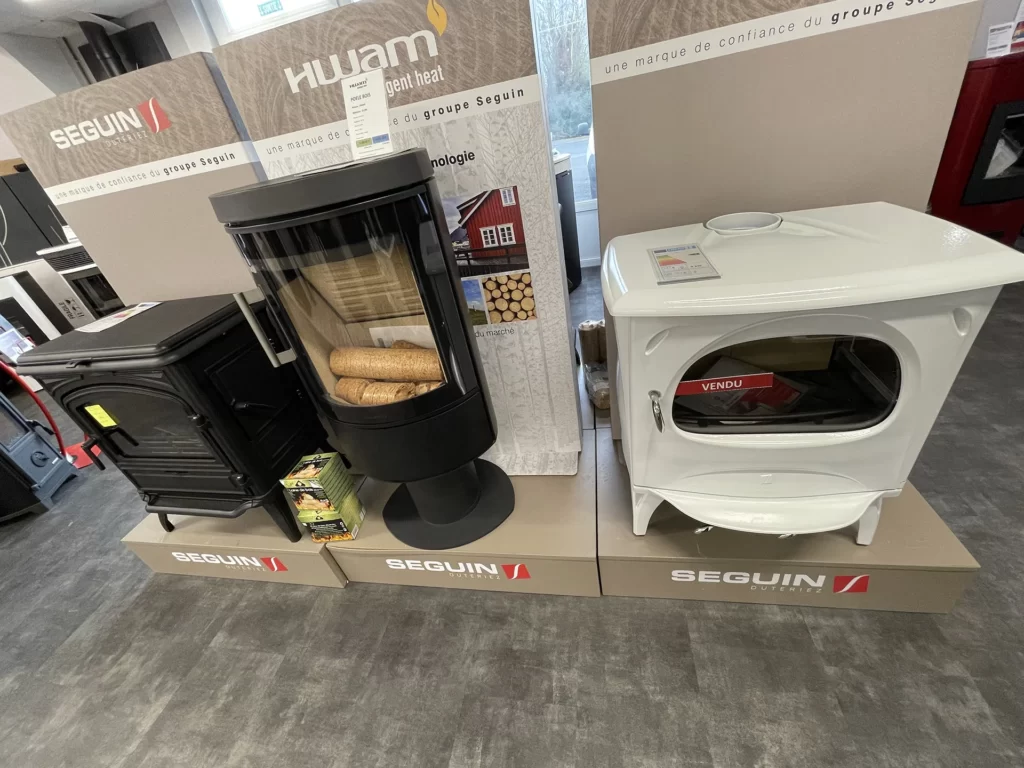 Aménagement d’une cuisine équipée avec des appareils électroménagers modernes, offrant praticité et esthétisme.
