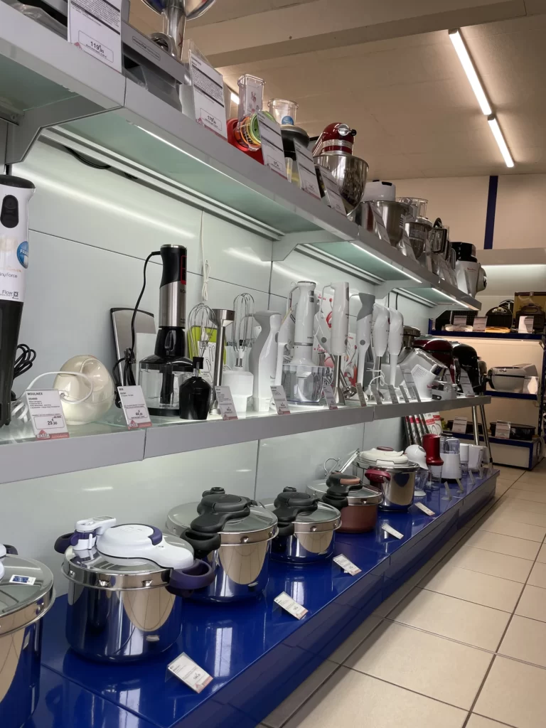 Aménagement d’une cuisine équipée avec des appareils électroménagers haut de gamme disponibles chez Comptoir Ménager.