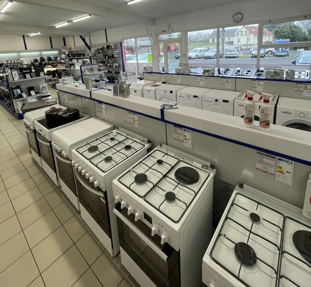 Showroom électroménager de Comptoir Ménager à Vire, présentant une sélection d’appareils de qualité.