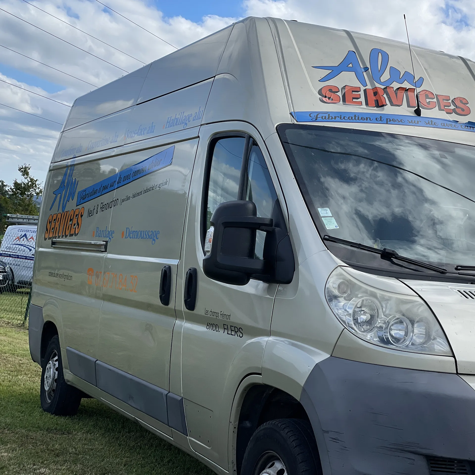 Bardage, démoussage de toitures à Flers Briouze Condé en Normandie : découvrez Alu Services, le spécialiste de la gouttière aluminium sur mesure