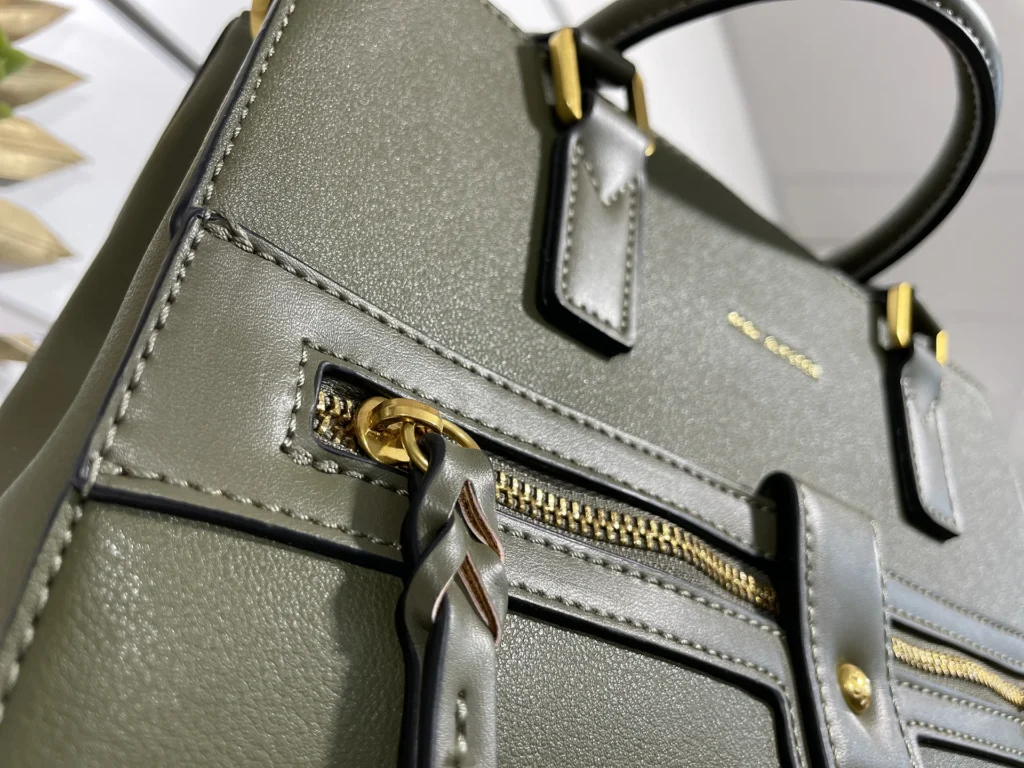 Portefeuille en cuir Paul Marius chez Newbag à Vire – Ce portefeuille en cuir Paul Marius, disponible chez Newbag à Vire, allie style vintage et fonctionnalité.