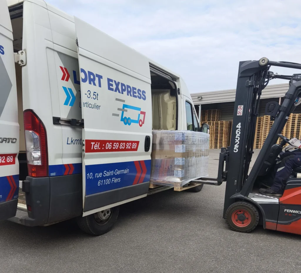 Flotte de véhicules LKM Transport Express prête pour l’expédition