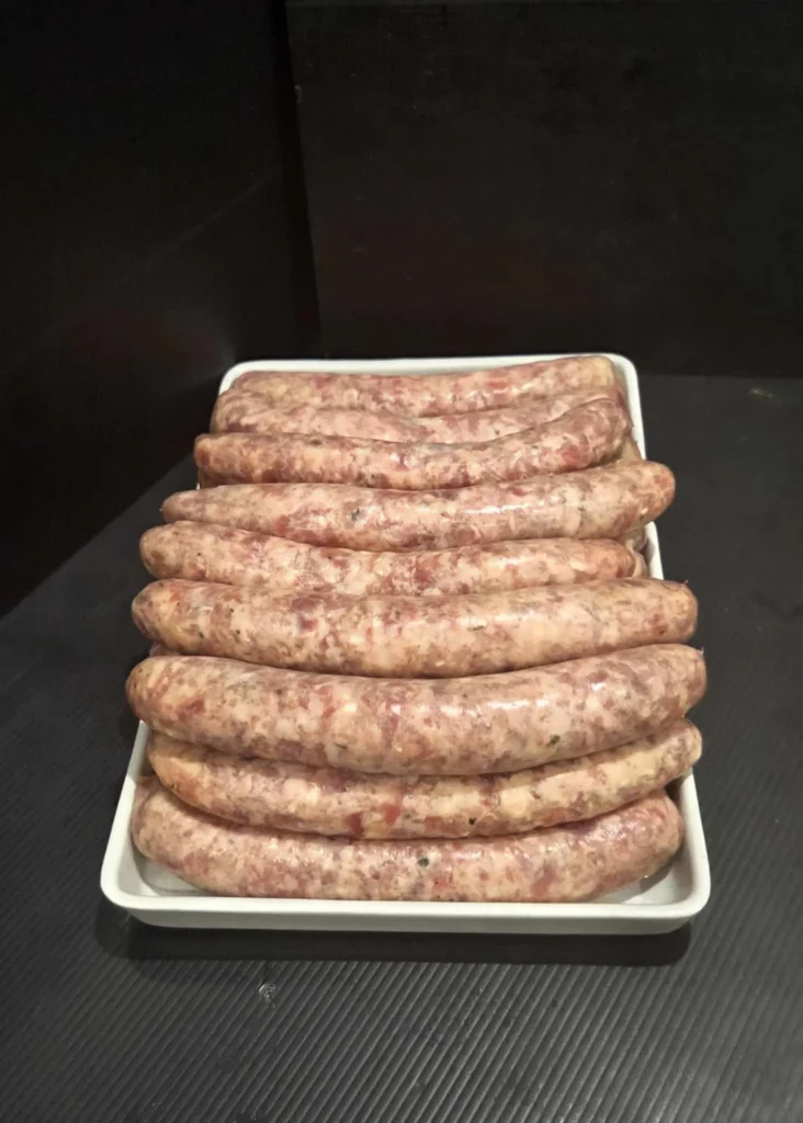 Étal de boucherie appétissant à La Sauvagère.