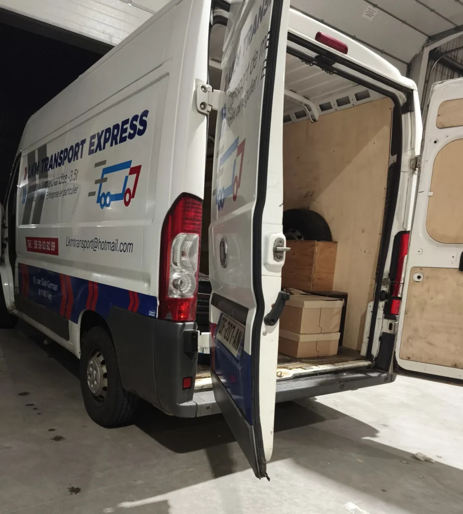 Chargement de colis pour une livraison urgente – LKM Transport