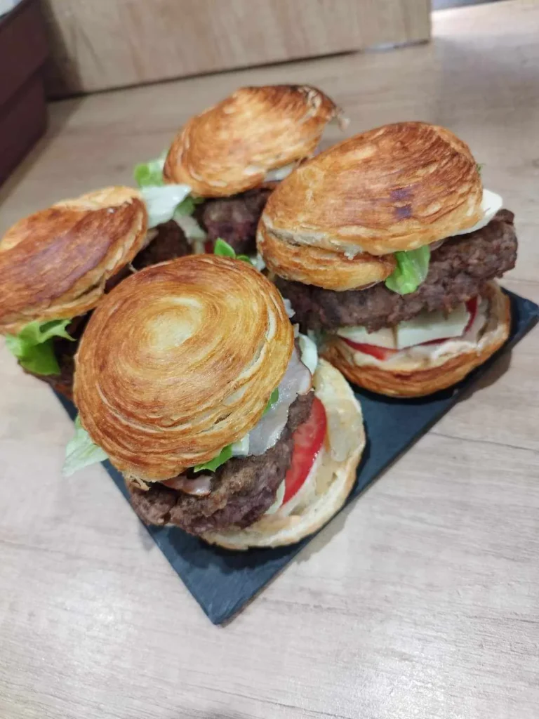 Boucher passionné en action à La Boucherie Carré Clément.