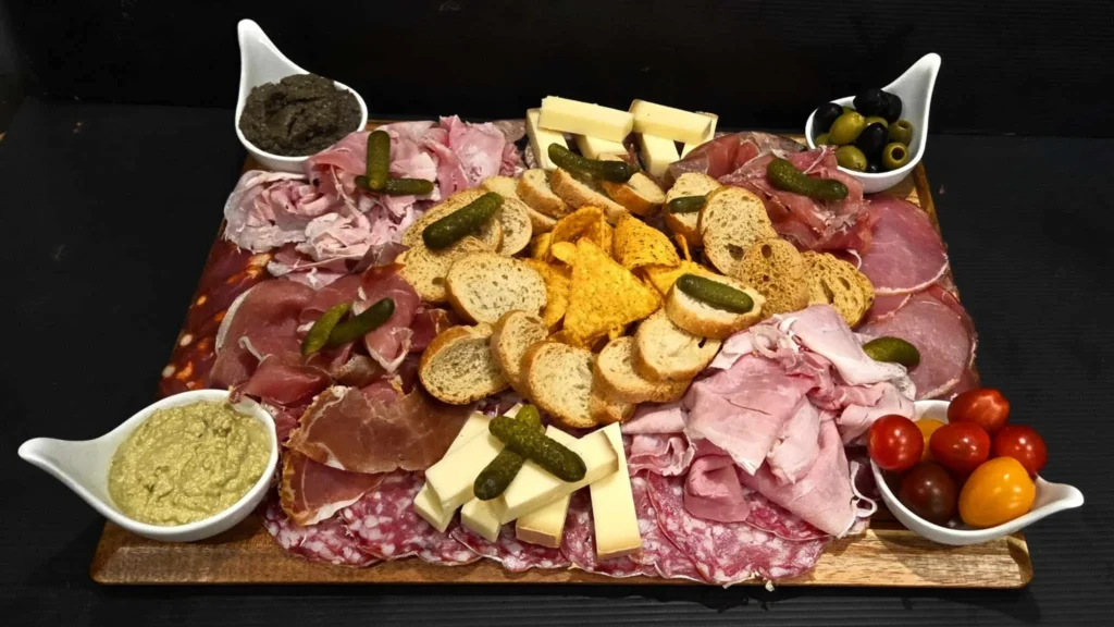 Planche apéro conviviale à La Boucherie Carré Clément.