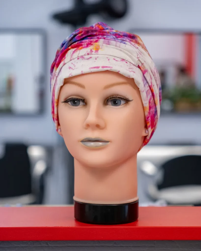Prothèse perruque capillaire au salon de coiffure Art et Couleurs à Falaise