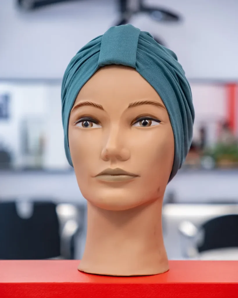 Prothèse perruque capillaire au salon de coiffure Art et Couleurs à Falaise